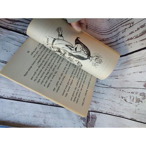 Pee Wee Scout Rosey Noses Freezing Toes And Tricks Or Treats Paper Back Books - Picture 4 of 12